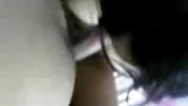 Uzun boylu ve Asyalı bir horoz mastürbasyon amatör ile oynuyor