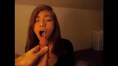 Bir plajda üç kişi amatör türk türbanlı Fransız kuşlar